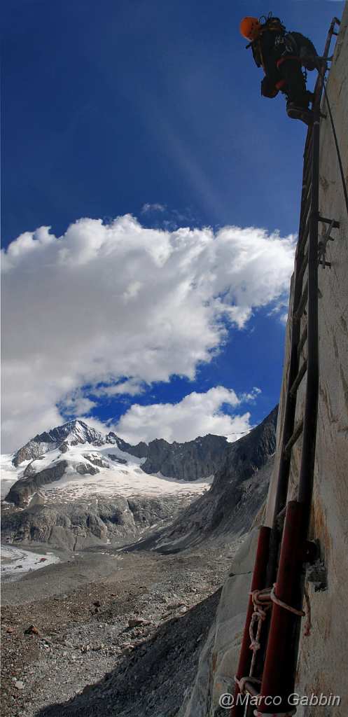 pano scale.JPG - Aletschhorn, ladder to reach Oberaletschhutte